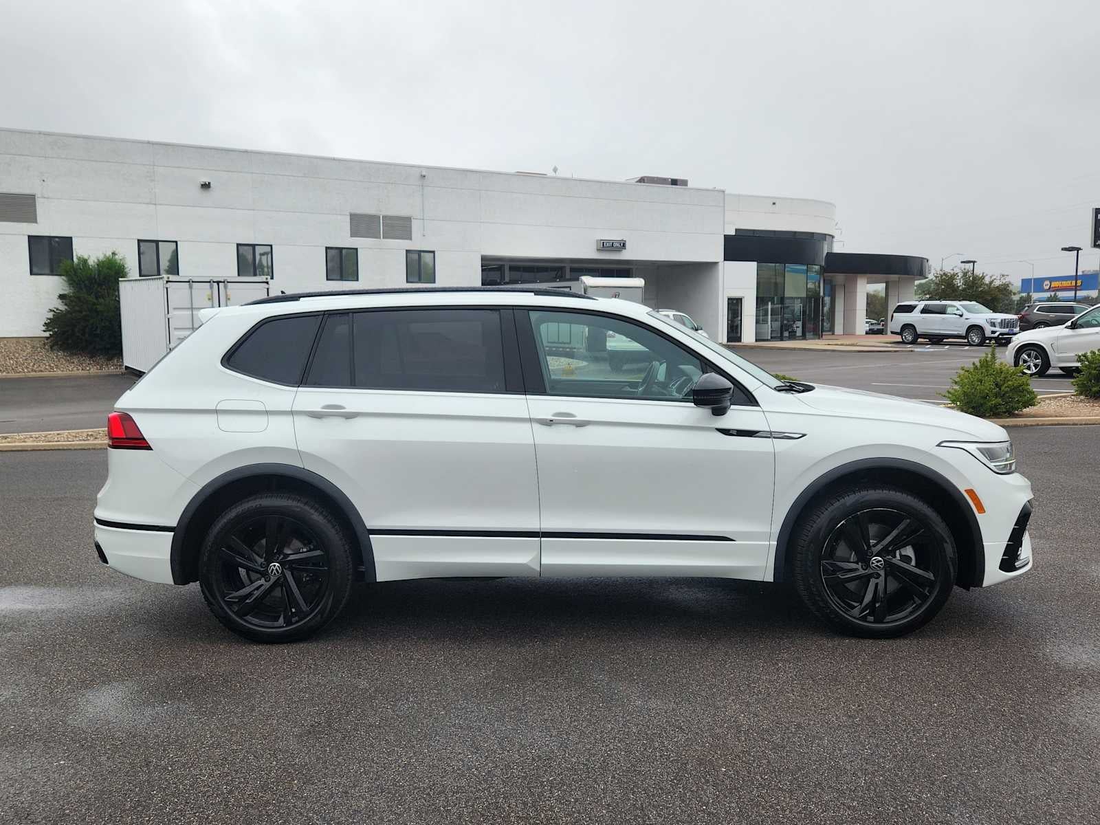 2024 Volkswagen Tiguan SE R-Line Black